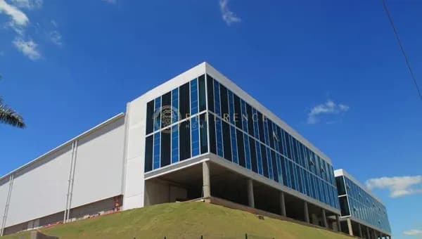 GALPÃO PARA LOCAÇÃO | 4.303 M² | 8 DOCAS | MEZANINO | CABREÚVA – SP