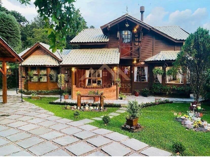 Casa com 4 Suítes no Planalto