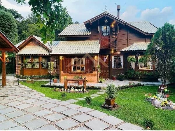 Casa com 4 Suítes no Planalto