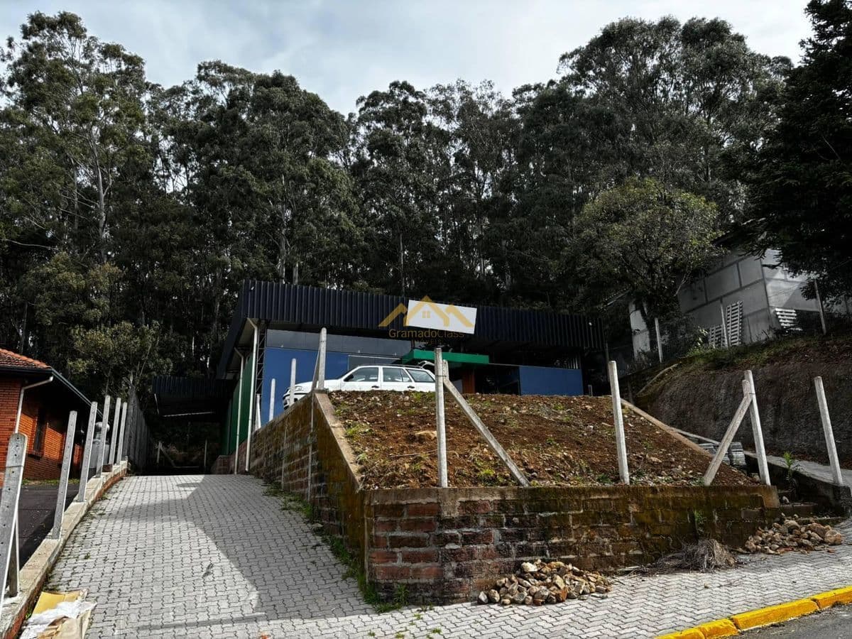 Terreno com Pavilhão Novo à Venda em Gramado