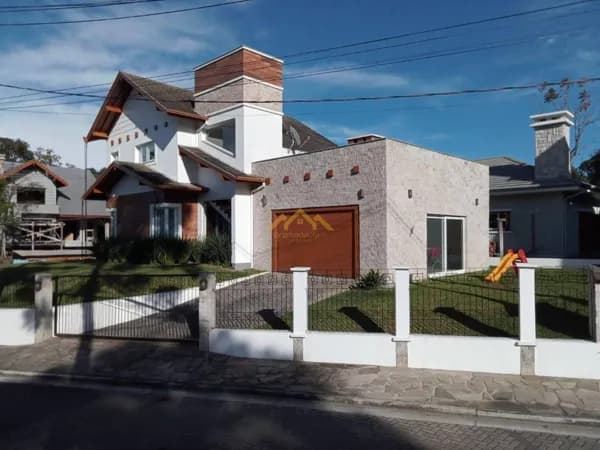 Casa à Venda em Gramado, 4 Quartos Suíte