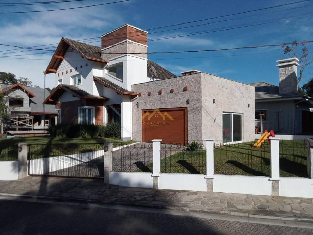 Casa à Venda em Gramado, 4 Quartos Suíte