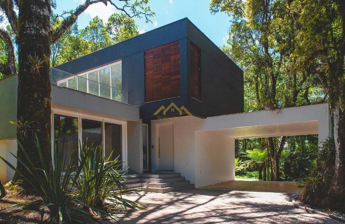 Casa de Alto Padrão em Condomínio Fechado