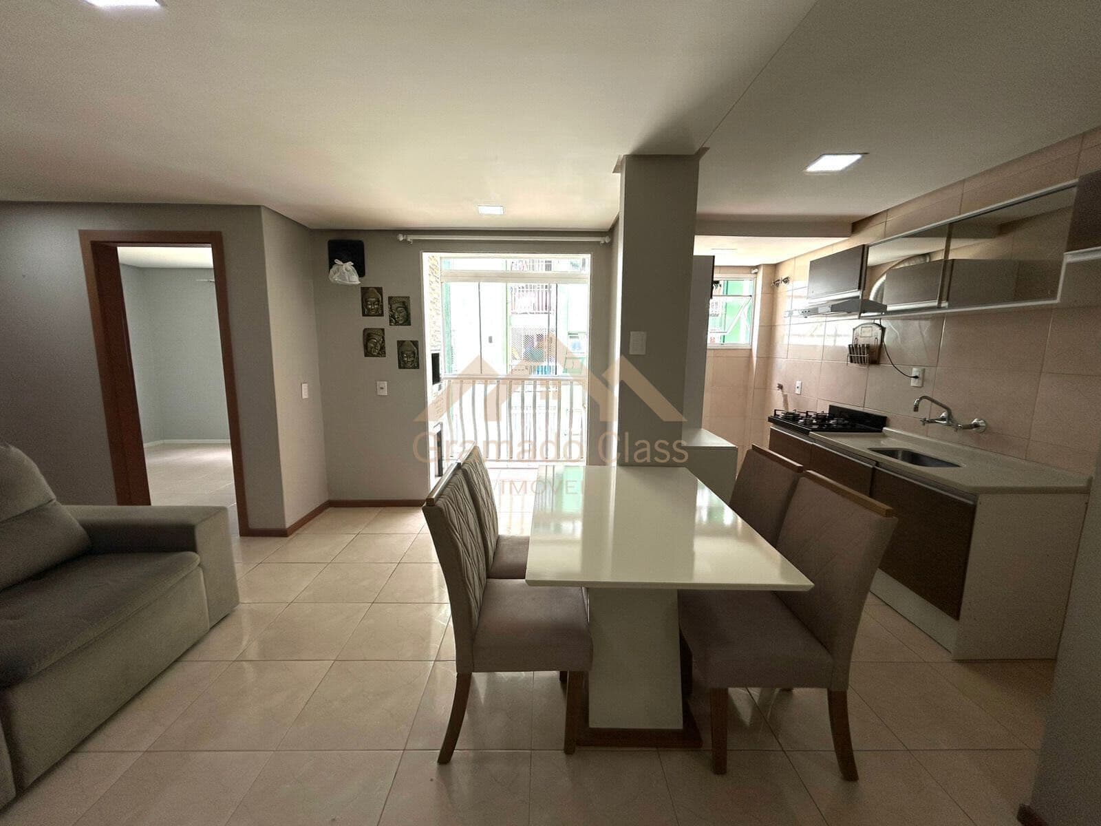 APARTAMENTO À VENDA | SEMI MOBILIADO |