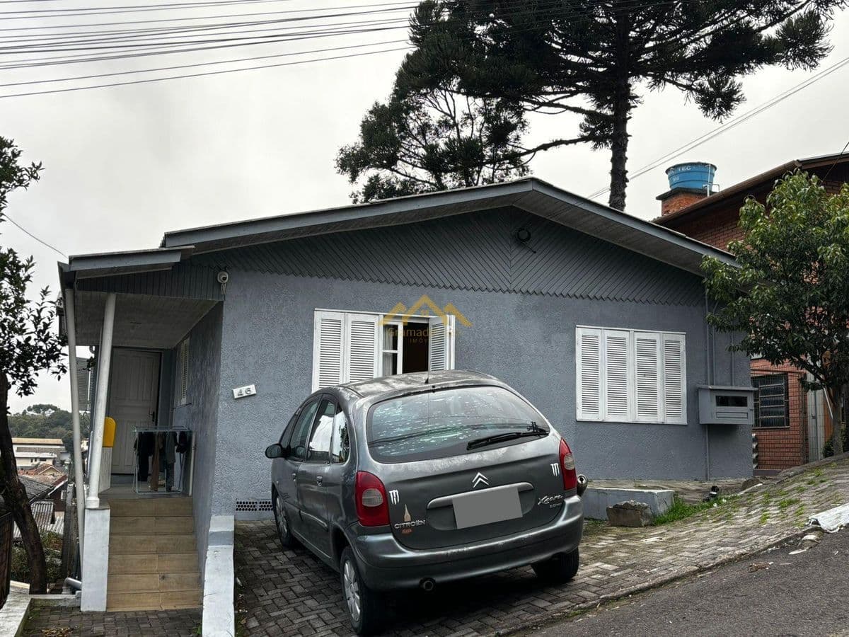 Casa com 3 unidades residenciais no bairro Dutra