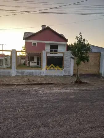 Casa à Venda 3 quartos em Capão Novo 183m²