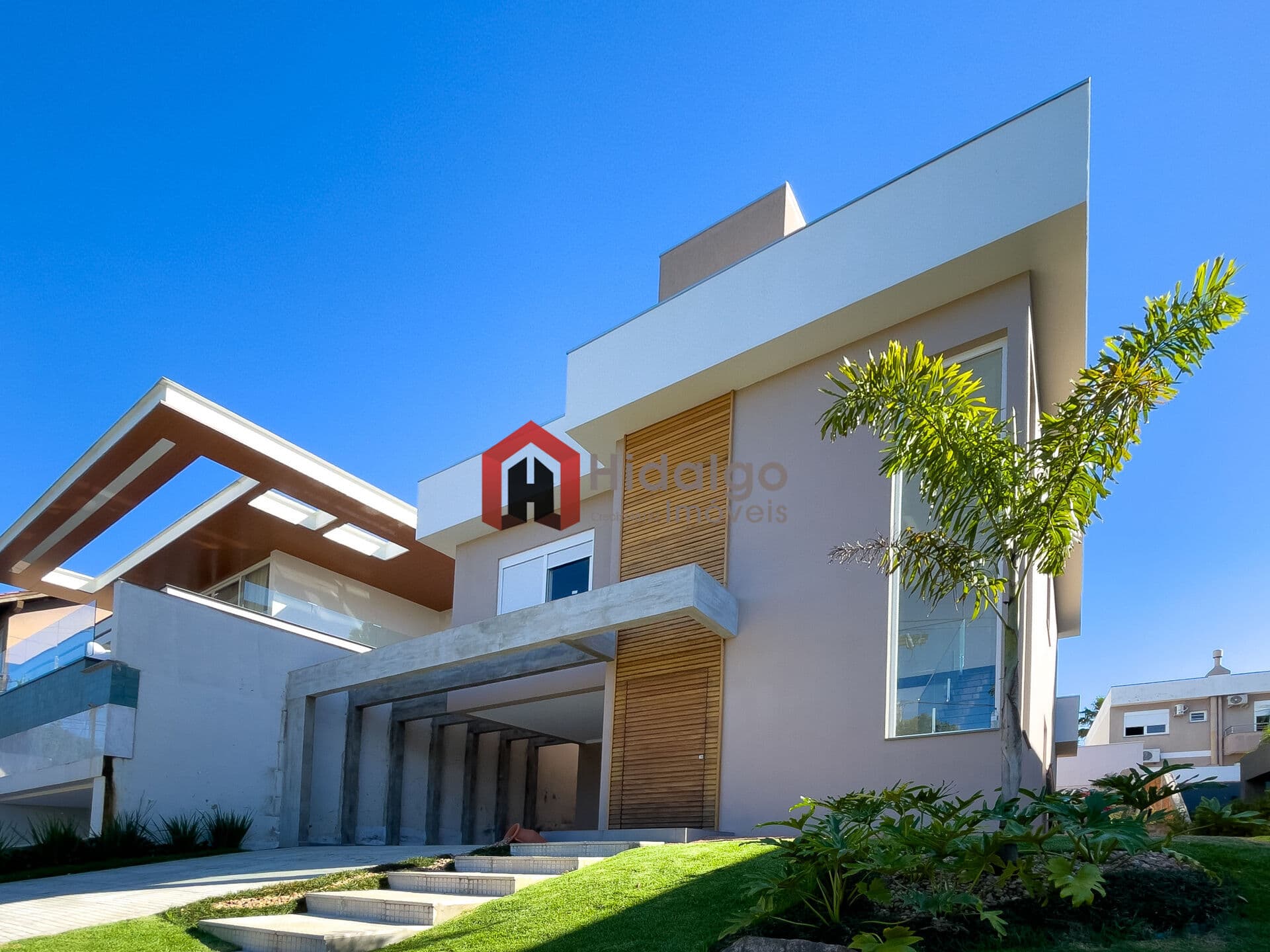 CASA NOVA COM ARQUITETURA MODERNA!