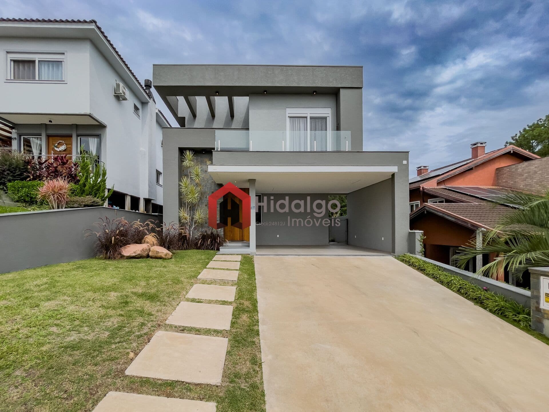 CASA MODERNA COM 03 SUÍTES, DE FUNDOS PARA MATA NATIVA NO BUENA VISTA EM VIAMÃO/RS.