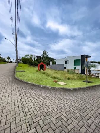 Terreno de esquina na Av. Principal do Condomínio Buena Vista!