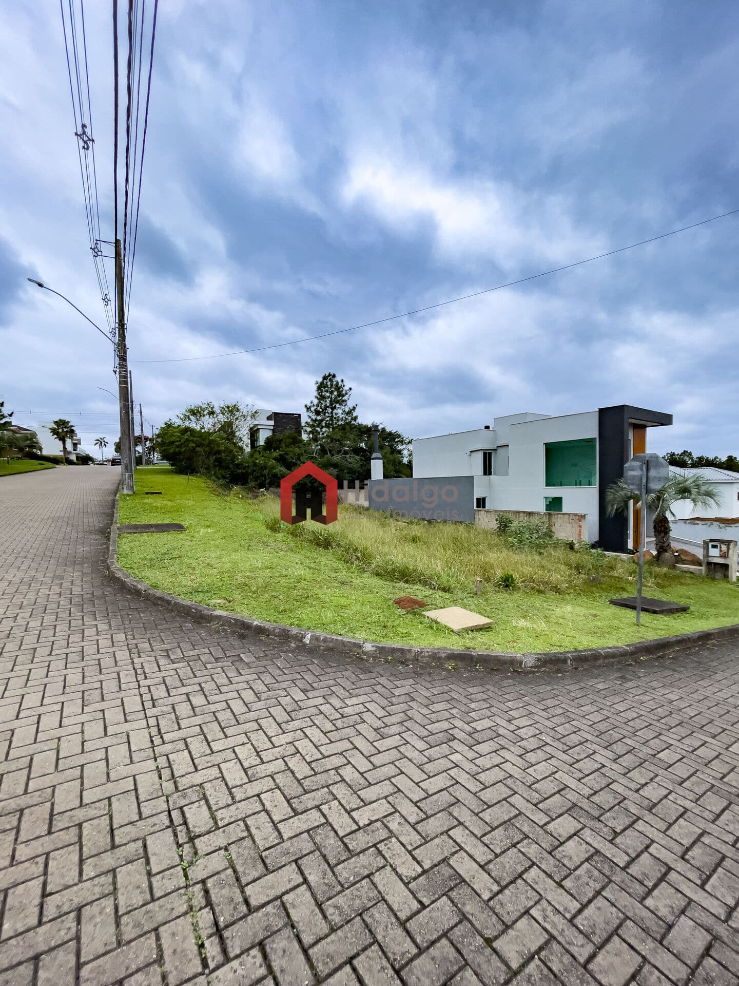 Terreno de esquina na Av. Principal do Condomínio Buena Vista!