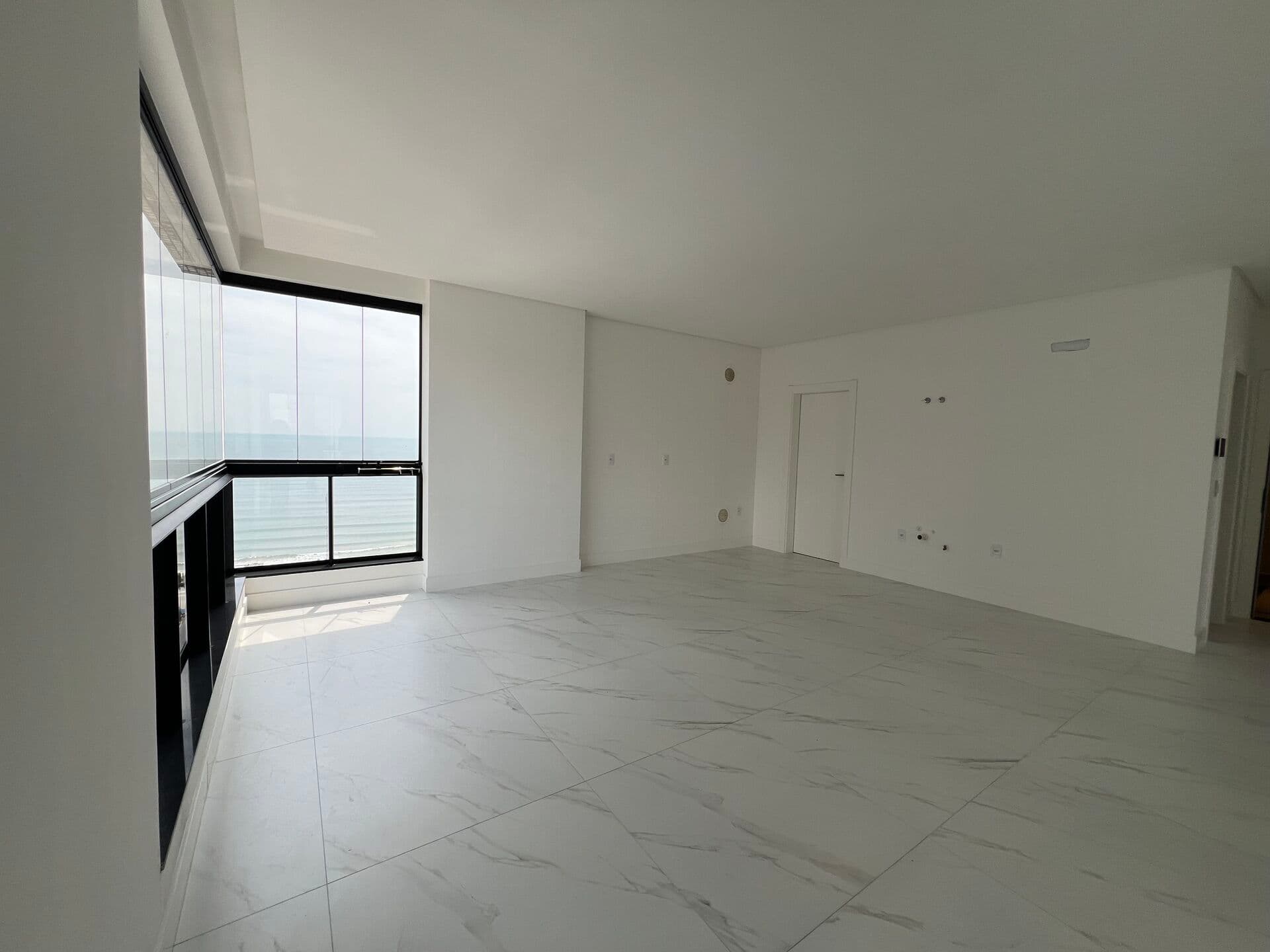 Vista Mar, 3 suítes, 2 vagas de garagem, 80 metros do Mar