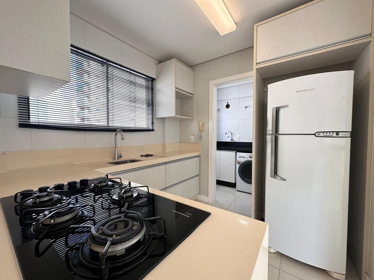 Apto 3 dorm (1 suíte), semi-mobiliado, Meia Praia