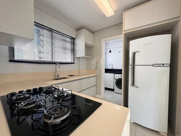 Apto 3 dorm (1 suíte), semi-mobiliado, Meia Praia