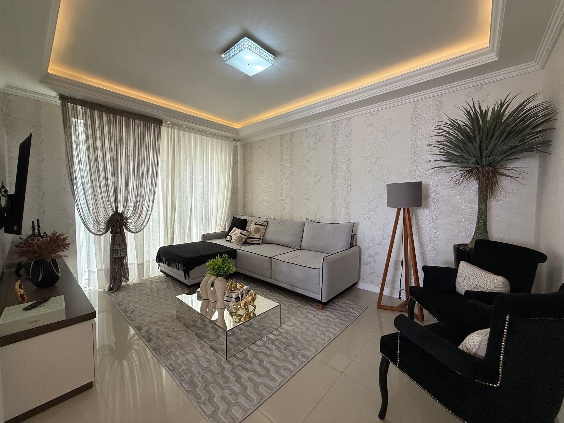 4 suítes, mobiliado, 3 vagas e apenas 259m do mar - Meia Praia-Itapema/SC