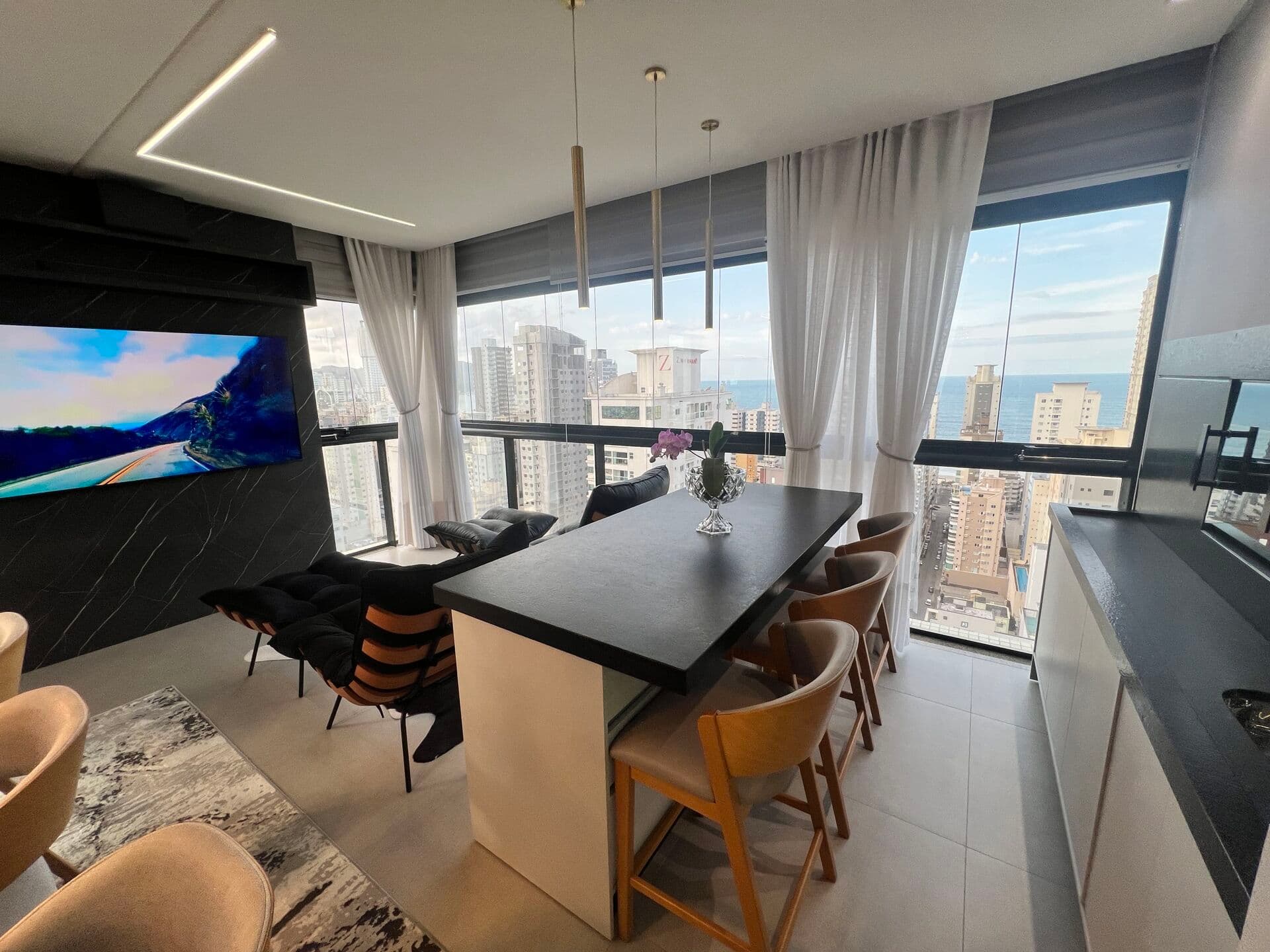 3 suítes, finamente mobiliado e decorado, no Coração da Meia Praia.