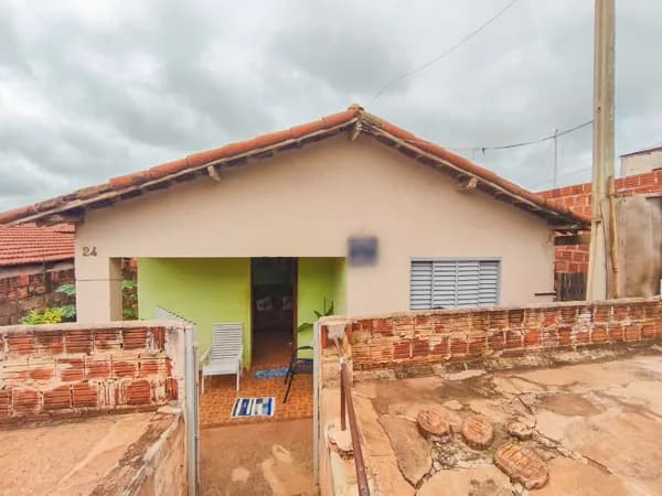 Casa à venda no centro de Cajobi-SP, ideal para quem busca tranquilidade e praticidade no dia a dia