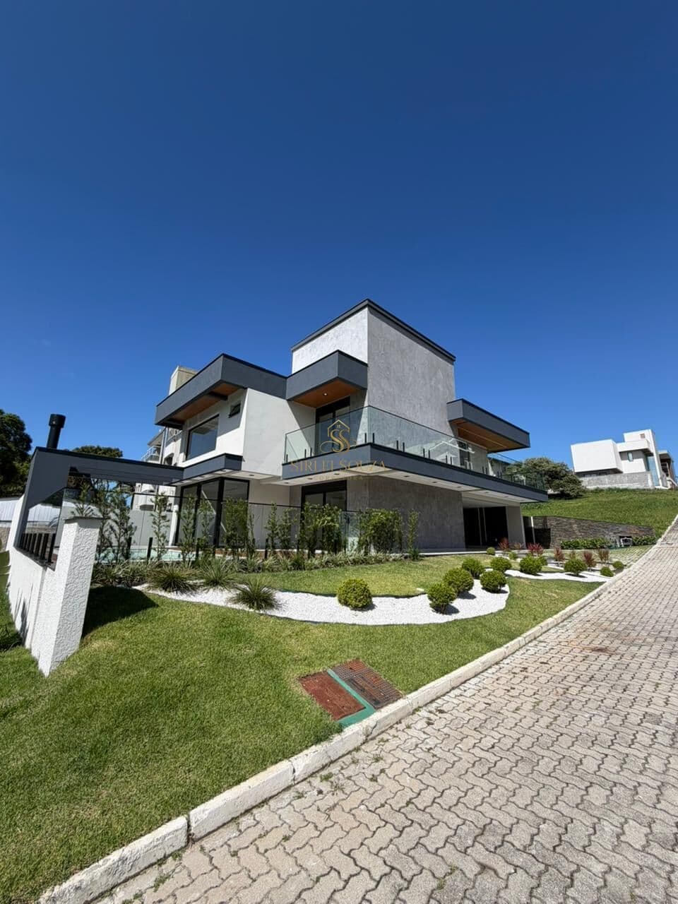 Casa alto padrão, em condomínio fechado, apenas 100 metros da praia dos Ingleses, R$3.254.157,34