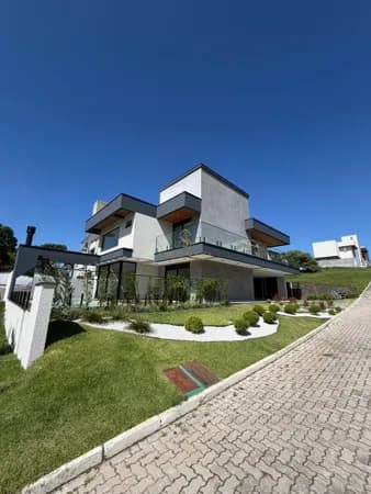 Casa alto padrão, em condomínio fechado, apenas 100 metros da praia dos Ingleses, R$3.254.157,34