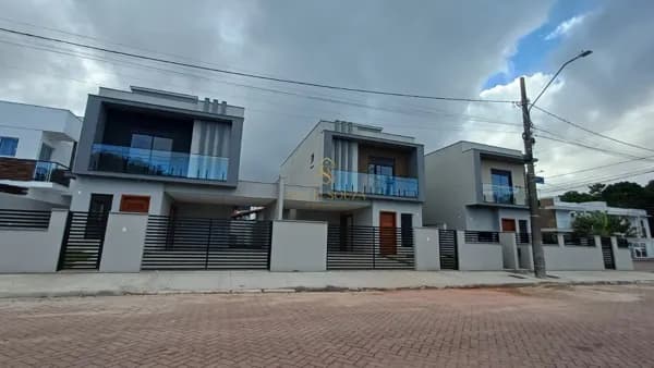 Sobrado em Florianópolis - São João do Rio Vermelho