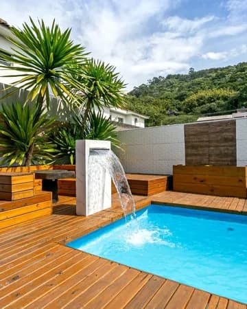 Casa em condomínio, mobiliada, localizada na Praia de Canasvieiras, R$2.700.000,00