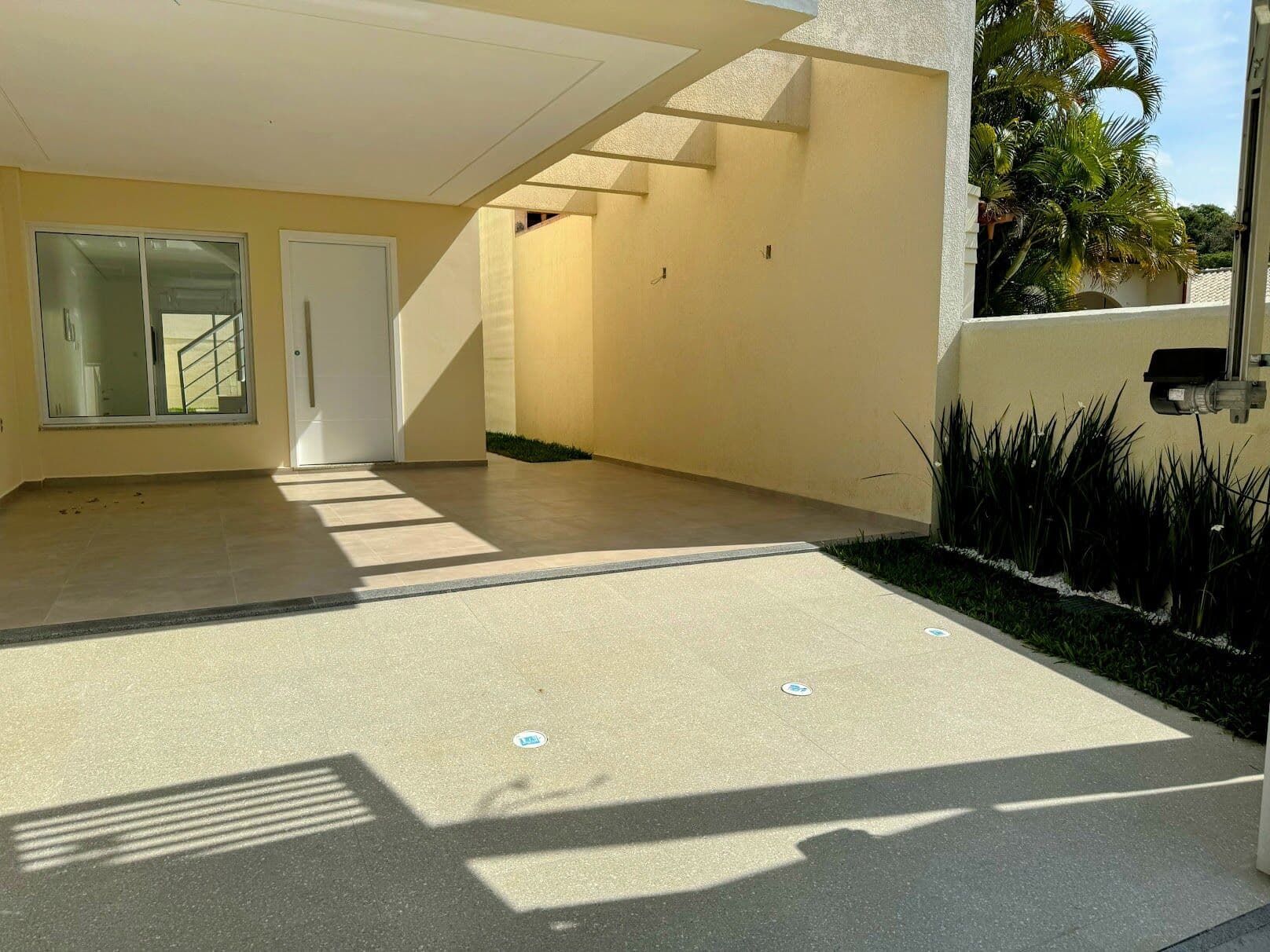 Sobrado a venda, 03 Dormitórios (sendo 01 suíte), 02 vagas, 600 metros da praia dos Ingleses, R$798.000,00