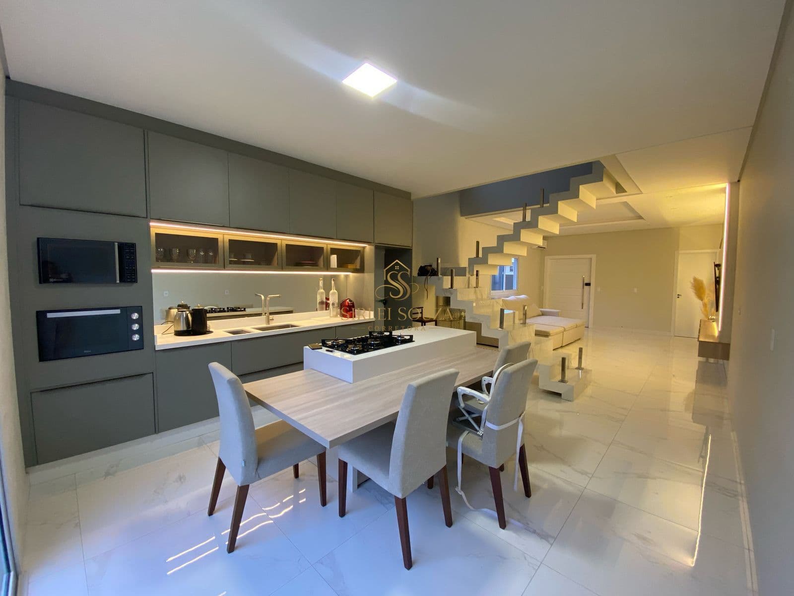 Casa mobiliada, 03 quartos, Ingleses, R$1.400.000,00