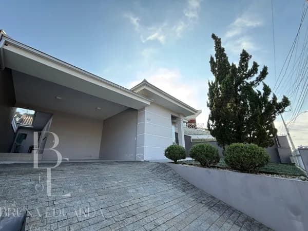 CASA AVERBADA NO FLORESTA COM PISCINA