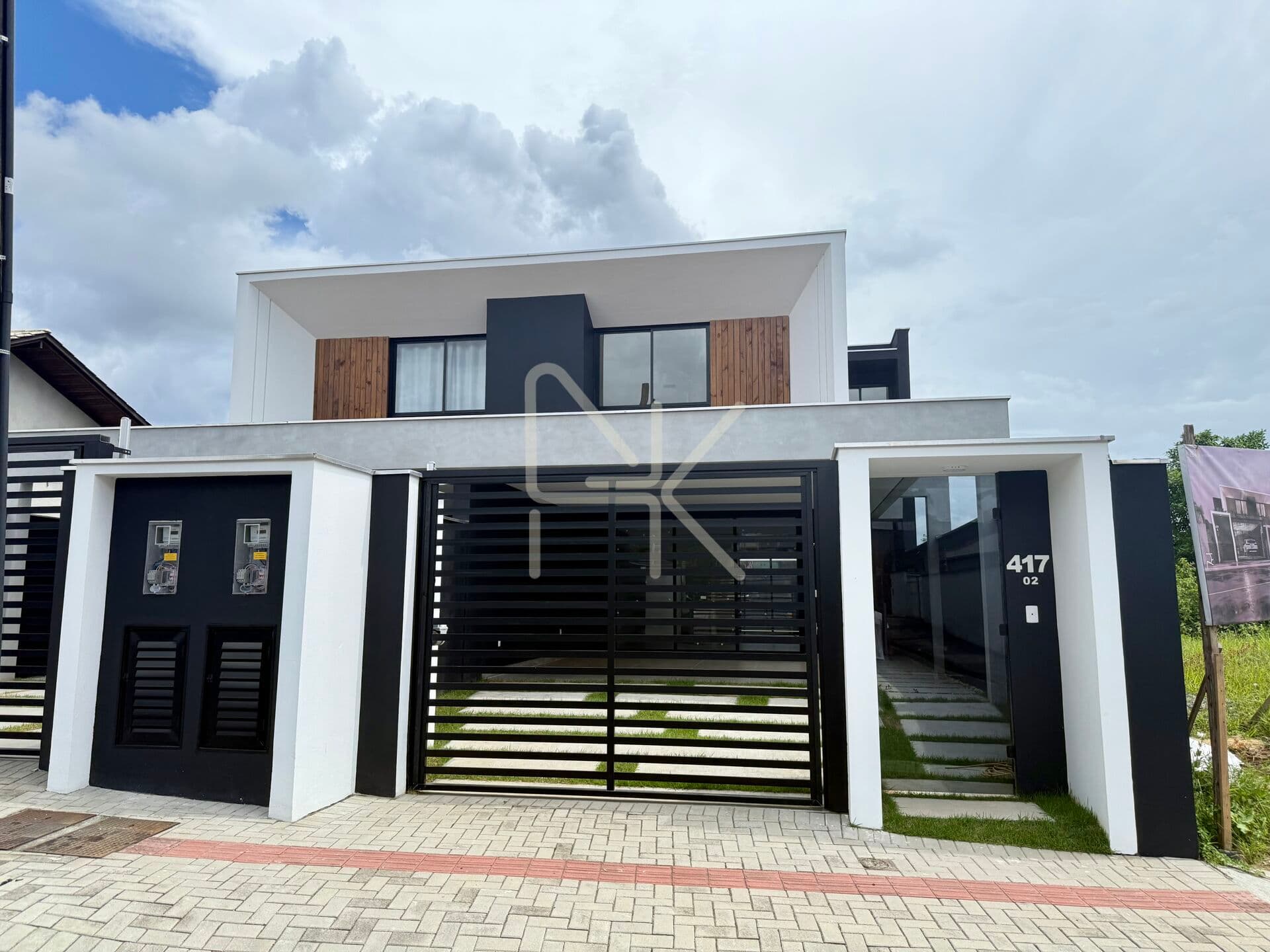 Sofisticação e conforto no coração do Saguaçú - Sobrado geminado com 3 suítes, piscina e 206 m² privativos