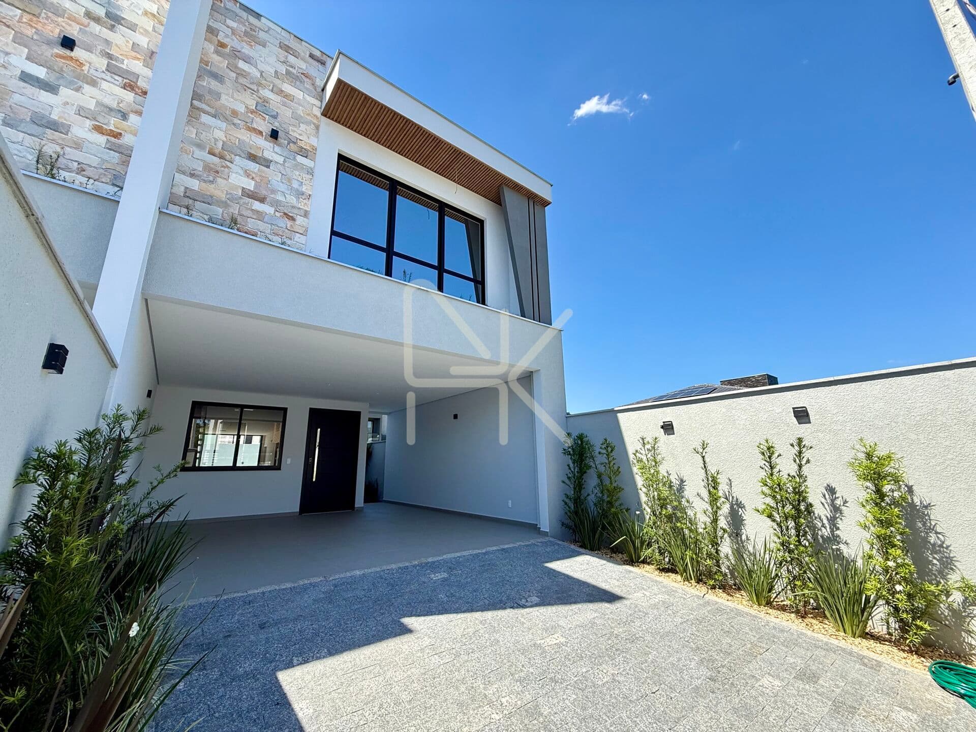 Sobrado Alto Padrão à venda com Piscina, 3 Suítes, 181 m², Bom Retiro/Jardim Sofia