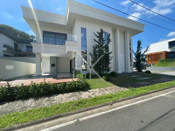 Viva o requinte neoclássico no Quinte Essence - Casa de esquina com 3 suítes, 234m² privativos e lazer completo