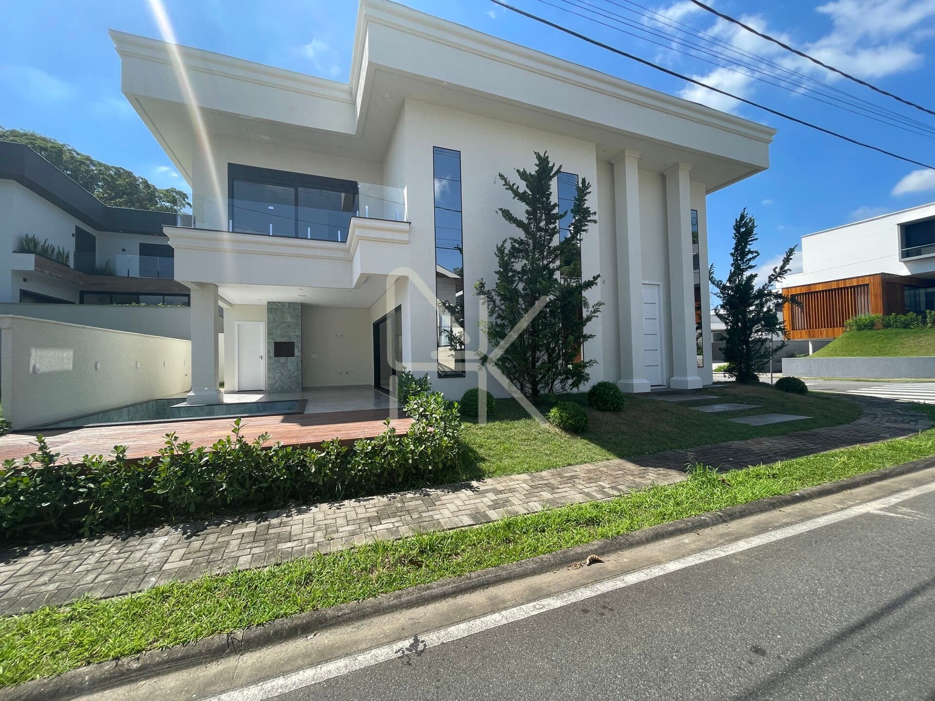 Viva o requinte neoclássico no Quinte Essence - Casa de esquina com 3 suítes, 234m² privativos e lazer completo