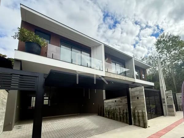 Sobrado à venda com 3 quartos, suíte master, 4 vagas e deck – Anita Garibaldi - Joinville