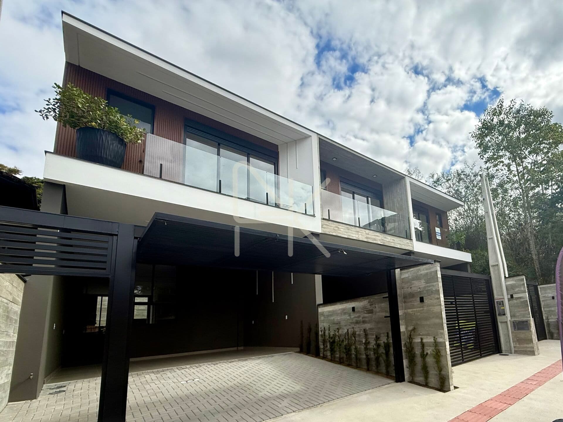 Sobrado à venda com 3 quartos, suíte master, 4 vagas e deck – Anita Garibaldi - Joinville