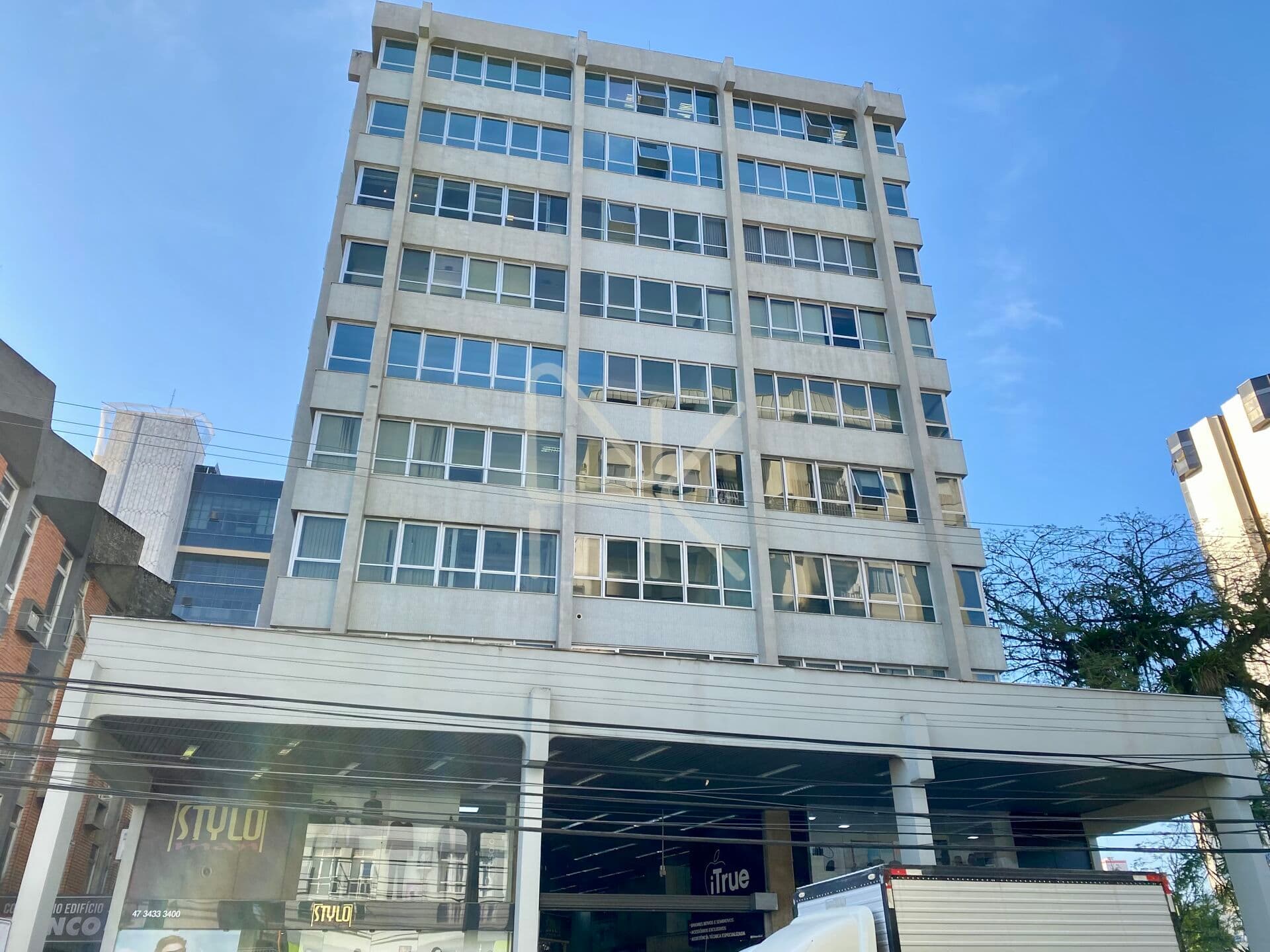 Sala comercial com 75m2 privativo, 6 ambientes, no centro de Joinville