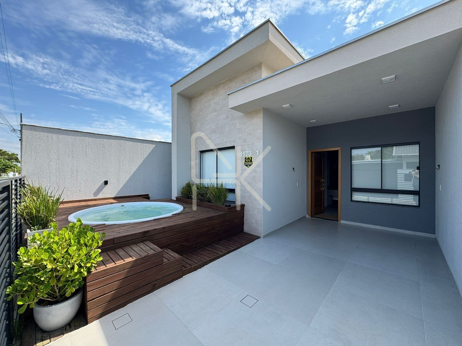 Casa plana mobiliada à venda no Ervino SFS, 2 dormitórios (1 suíte), jacuzzi e área gourmet, 150m da praia
