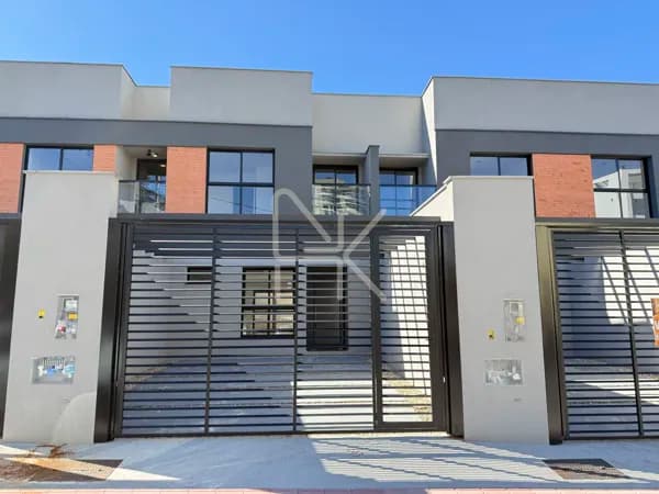 Sobrado com Arquitetura Moderna à Venda no Atiradores – Joinville