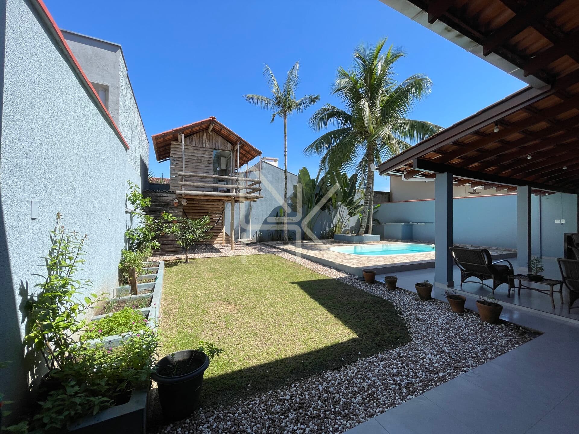 Casa à venda com 03 quartos sendo 01 suíte, 260m2, averbada, piscina e casa de boneca no Bairro Santo Antônio em Joinville