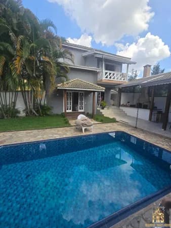 ✨ Elegância e Privacidade em uma Charmosa Casa de Esquina