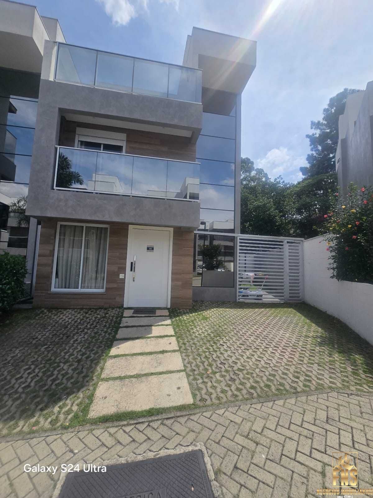 Exclusiva Townhouse na Granja Viana com Terraço e Jardim Privativo