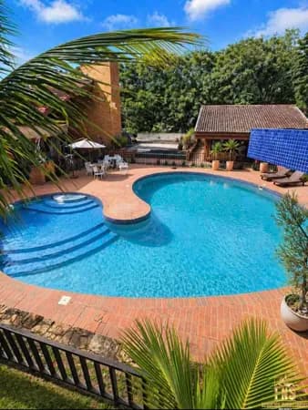 Viva o Extraordinário: Mansão com 7 Suítes, Piscina e Quadra Oficial!