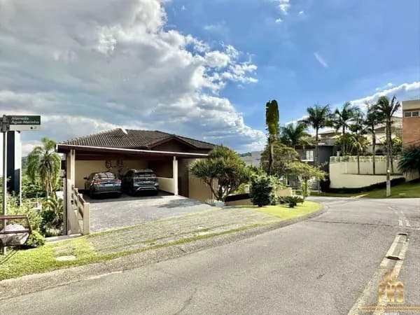 Casa Maravilhosa de Esquina no Condomínio Village, Fazendinha Granja Viana
