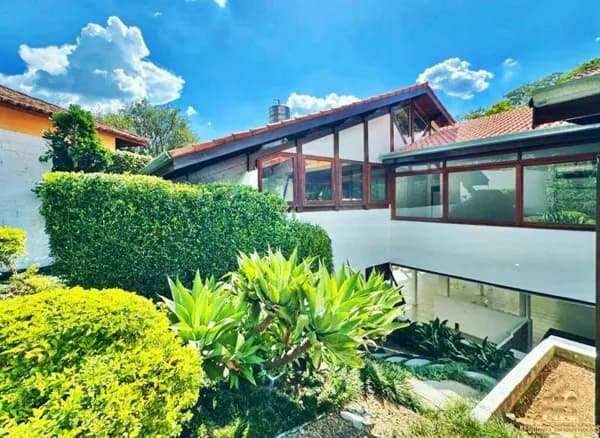 RESIDÊNCIA CONTEMPORÂNEA COM PROJETO ENCANTADOR E VISTA PARA A NATUREZA