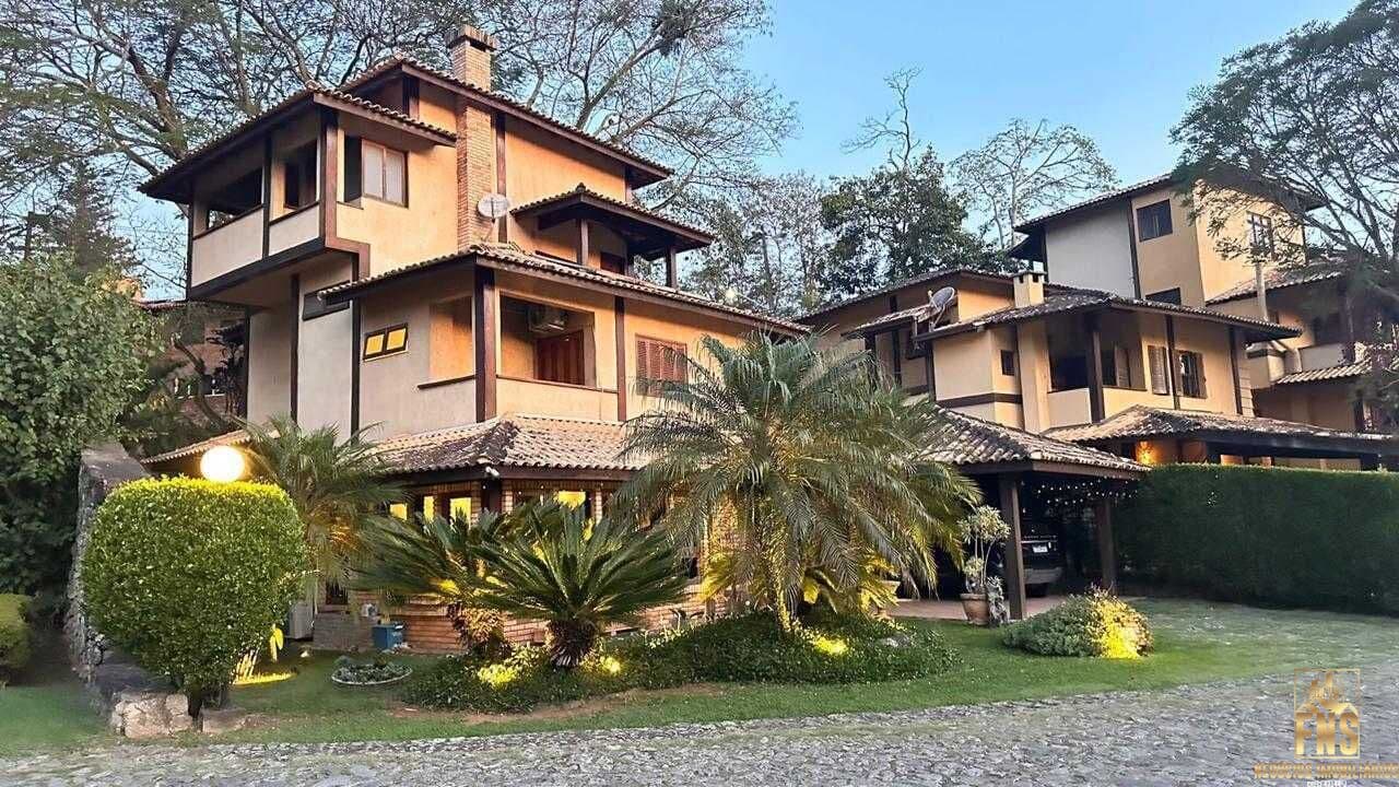 Casa com Vista Permanente e Privacidade Total no Recanto Inpla – Granja Viana/SP