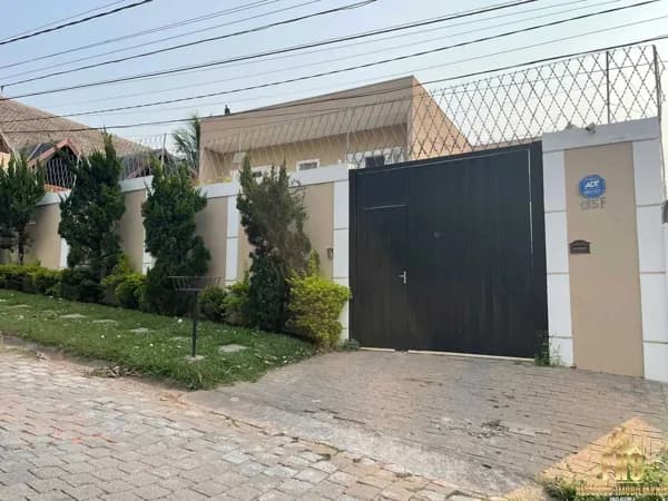 Casa dos Sonhos na Granja Viana: Suítes, Galpão Versátil e Quintal para Piscina!