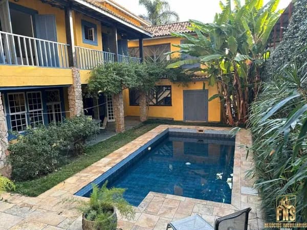 Mansão com Alma Tropical em Condomínio Fechado – Oportunidade Única para Retrofit de Alto Padrão