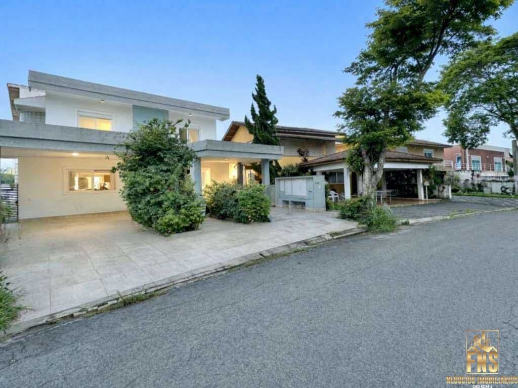 MANSÃO CONTEMPORÂNEA DE VIDRO COM ELEVADOR PANORÂMICO E VISTA PRIVILEGIADA