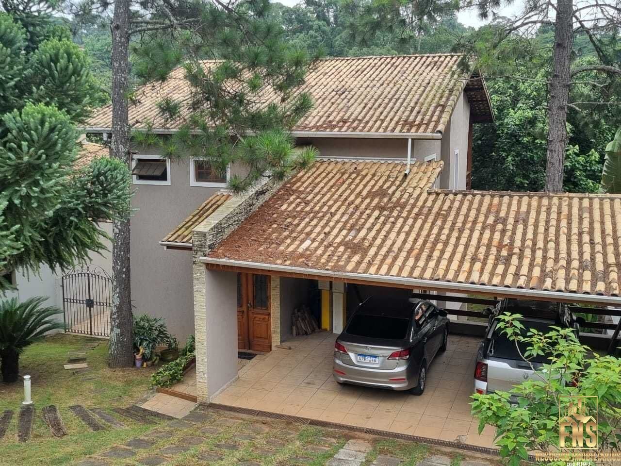 Charmosa Casa com Duas Frentes, Grande Área Verde e Acesso Veicular Independente
