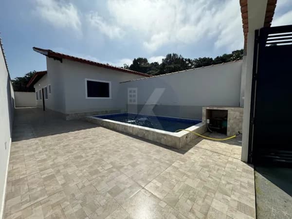 Casa á Venda em Itanhaém com piscina e proximo a praia