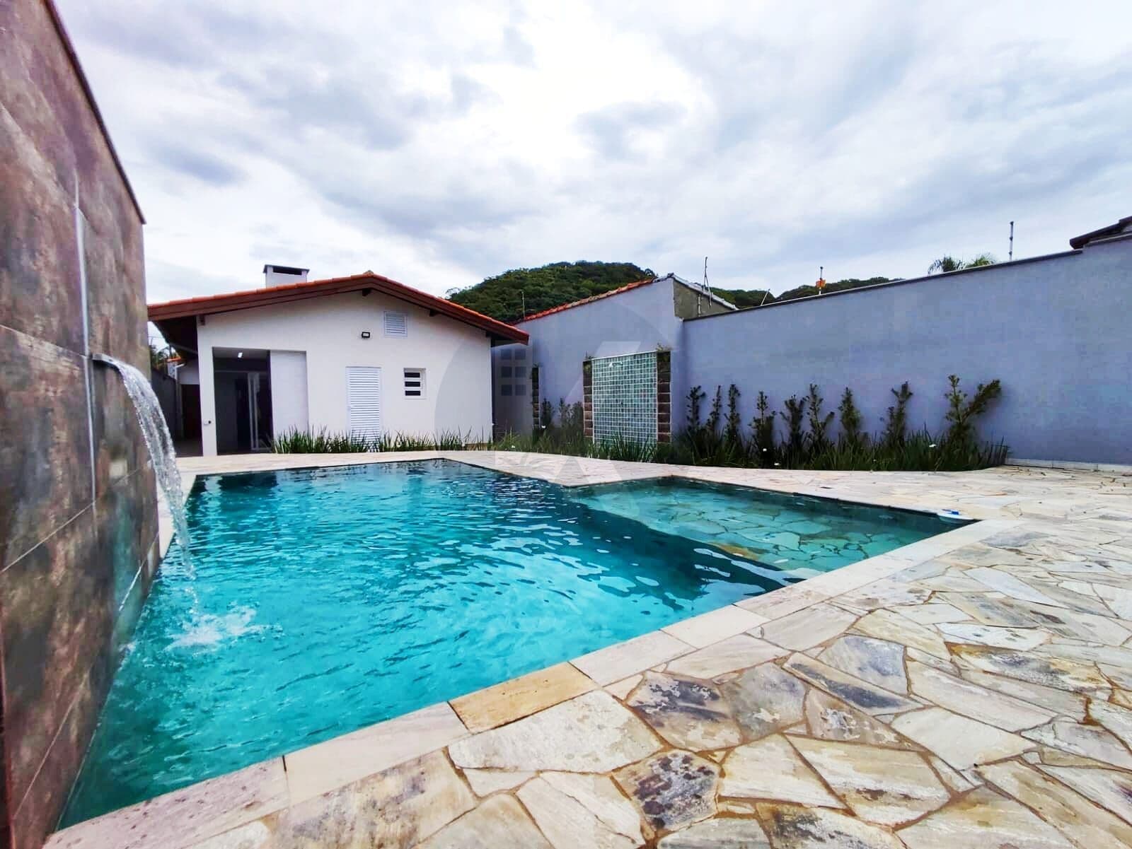 Casa Alto Padrão a venda em Itanhaeḿ com Piscina e area gourmet completa.