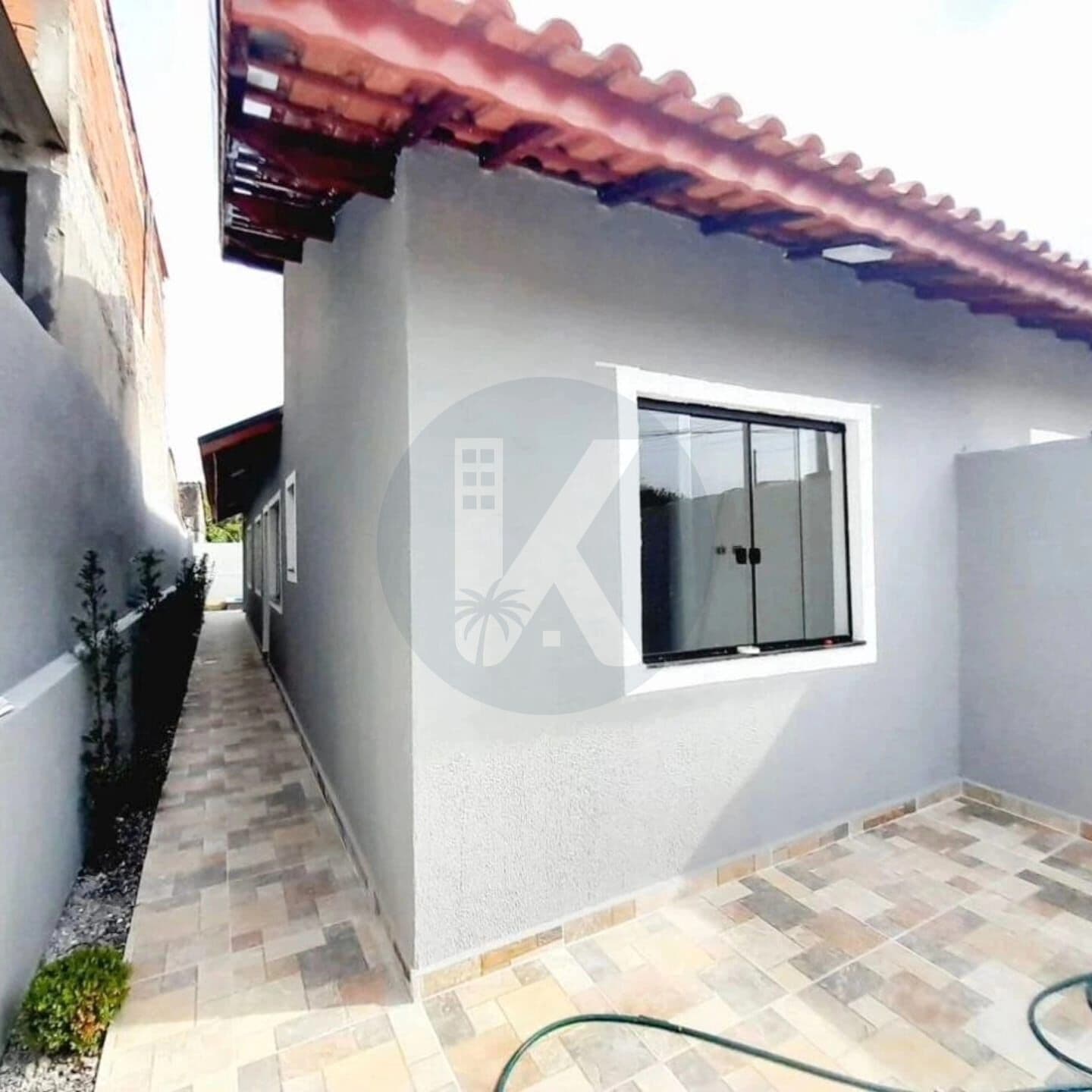 Casa á venda em Itanhaém com piscina e garagem para 2 carros
